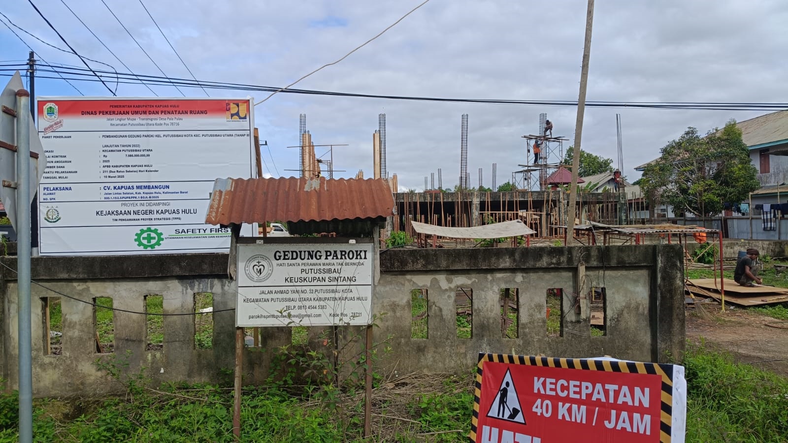 GEDUNG : Pembangunan gedung paroki Putussibau saat ini masih berlangsung.