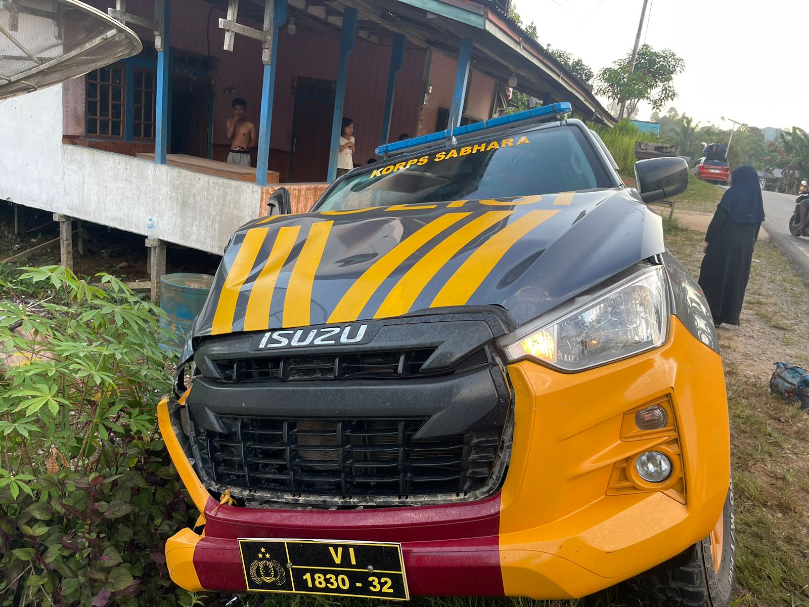 KECELAKAAN : Mobil Samapta Polres Kapuas Hulu mengalami kecelakaan saat membawa alat TVC.