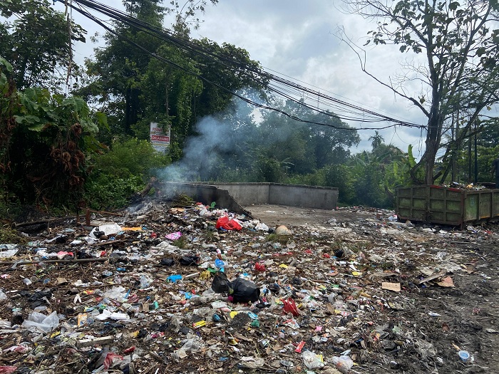 PEMBAKARAN: Sisa pembakaran sampah di tempat di TPS Lingkar Hutan Wisata Sintang masih terlihat, Selasa (10/6).