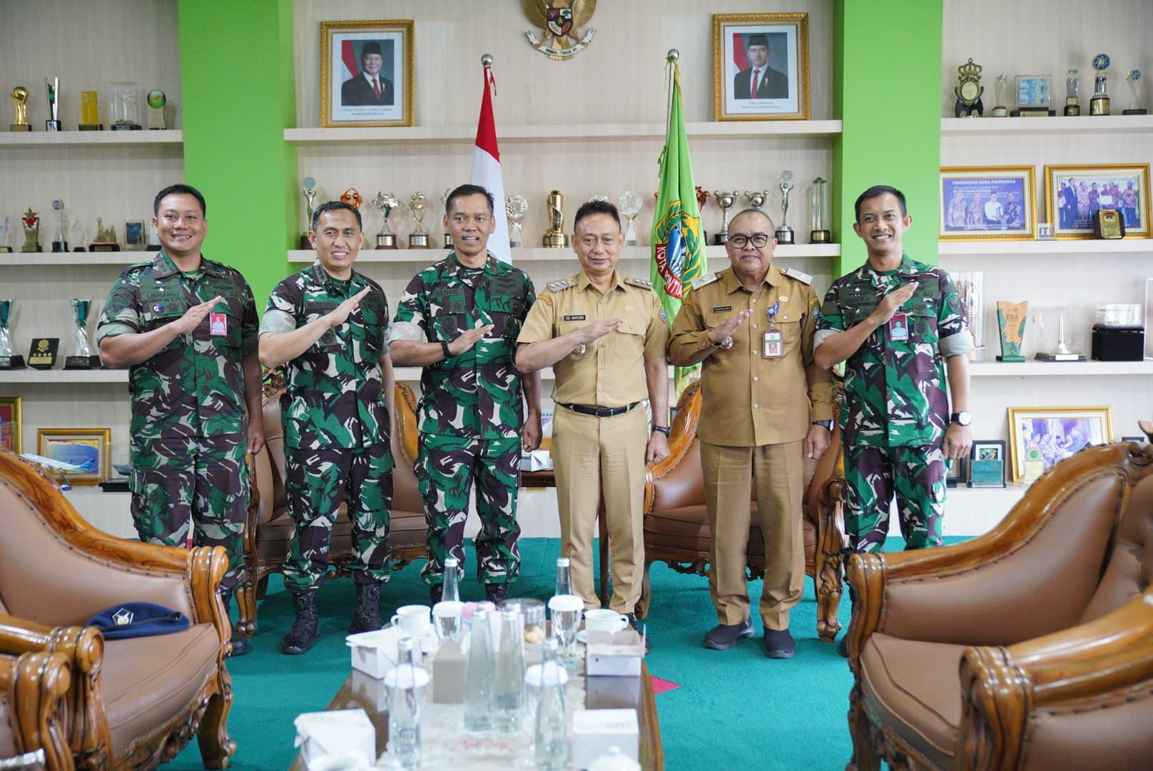 SILATURAHMI: Danlanud Supadio Marsekal Pertama TNI Sidik Setiyono bersama rombongan saat bersilaturahmi dengan Wali Kota Pontianak Edi Rusdi Kamtono.