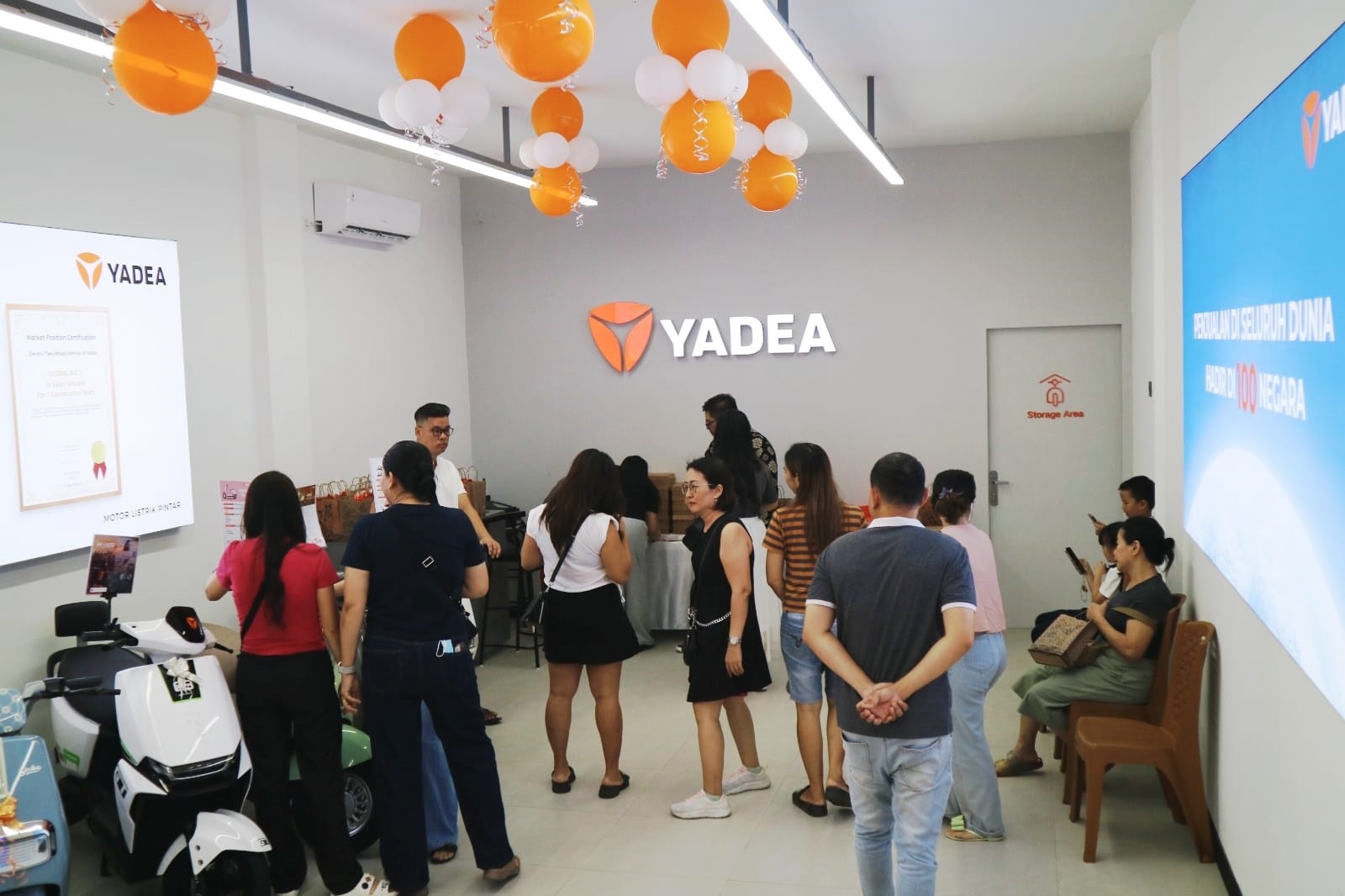 MOTOR LISTRIK: Pengunjung saat melihat-lihat jajaran produk motor listrik Yadea di showroom keduanya di Kalbar, tepatnya di Singkawang.