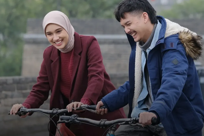 Baskara Mahendra dan&nbsp;Yasmin Napper dalam&nbsp;film Assalamualaikum Beijing 2: Lost in Ningxia, tayang di bioskop mulai 19 Juni 2025.