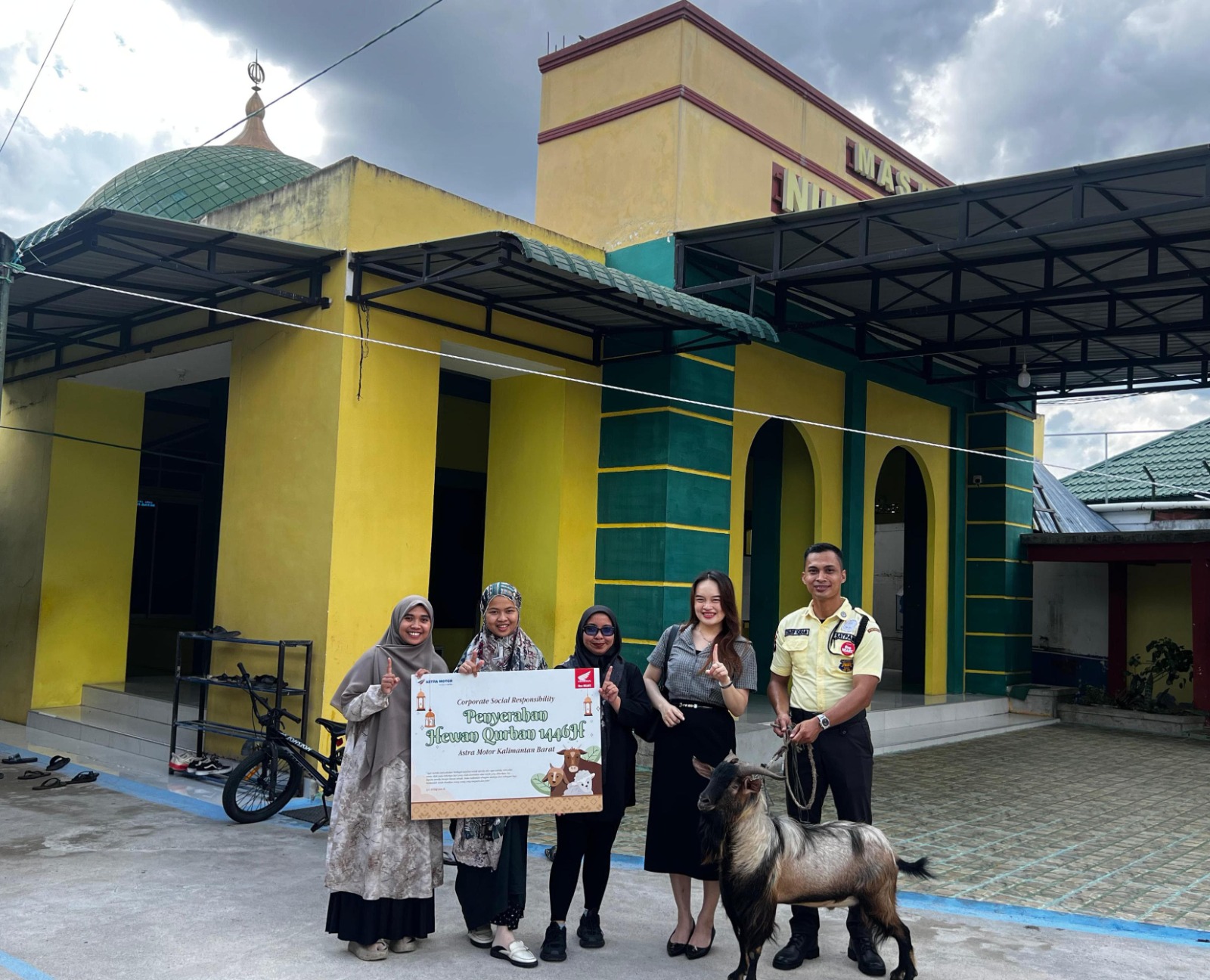 Melalui program Corporate Social Responsibility (CSR), Astra Motor Kalbar menyerahkan sejumlah hewan kurban ke beberapa masjid yang berada di sekitar kantor wilayah dan jaringan operasionalnya.