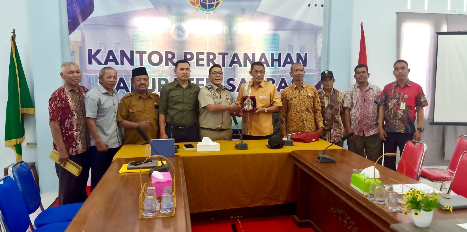 Suasana mediasi sengketa lahan warga dan perusahaan di Kantor BPN Sambas