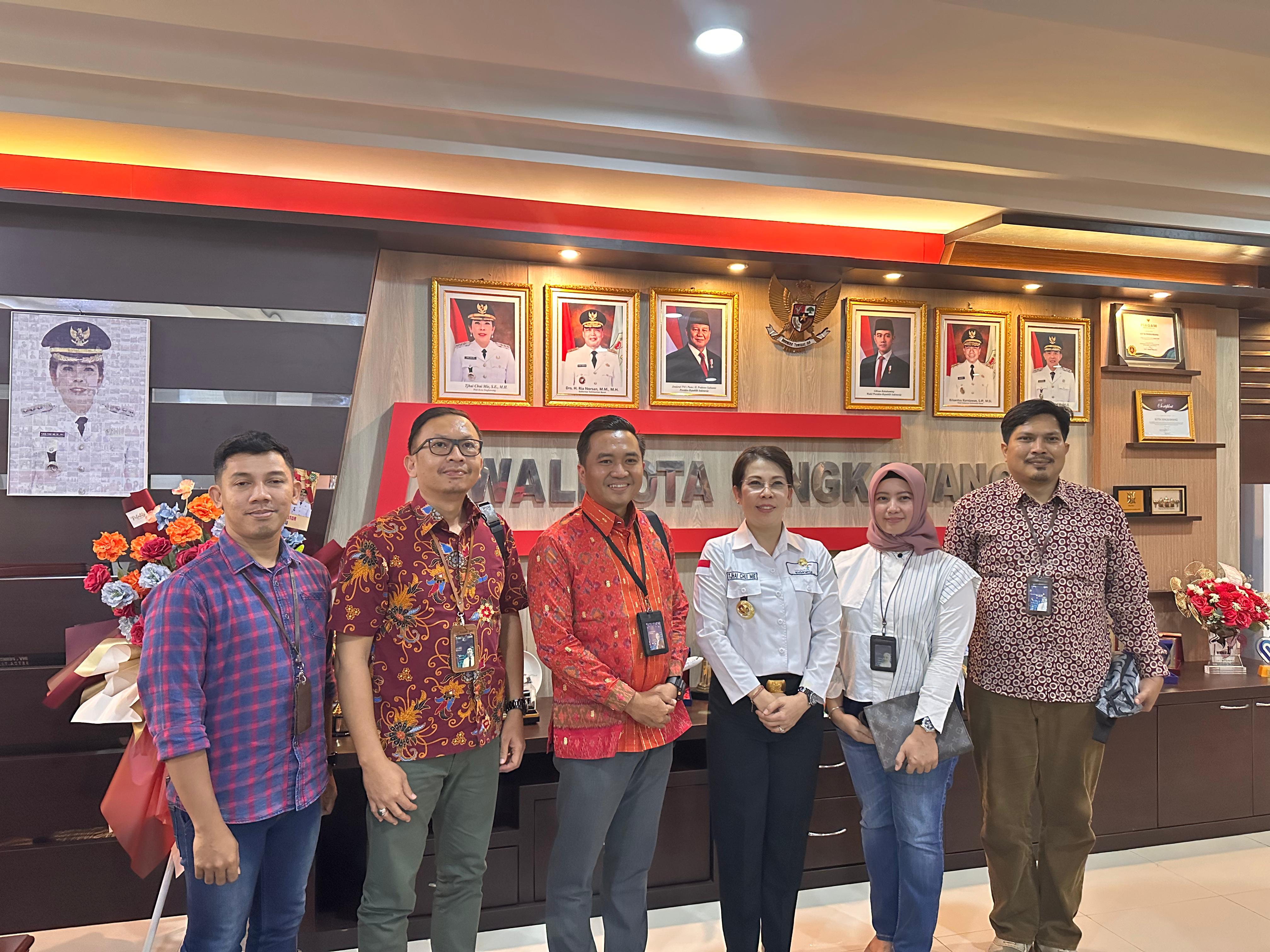 Wali Kota Singkawang Tjhai Chui Mie menerima kunjungan silaturahmi Pimpinan Bank Rakyat Indonesia (BRI) Cabang Singkawang di kantor Walikota Singkawang.