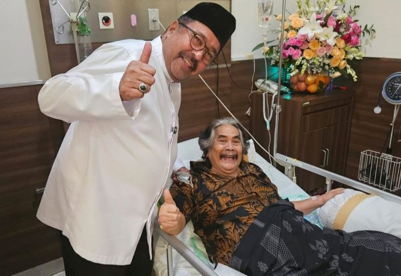 Jaja Miharja, aktor dan pelawak, sempat kritis dan minta sop kambing saat sadar dari koma. Keluarga bersyukur atas semangatnya untuk sembuh.