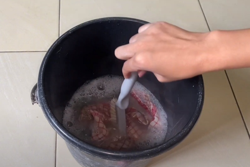 Cara mudah embersihkan kain lap dekil dengan air panas dan garam.