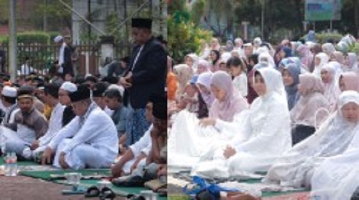 SALAT ID: Sekda Kalbar Harisson dan istri saat mengikuti salat Iduladha di halaman Kantor Kemenag Kalbar, Jumat (6/6).