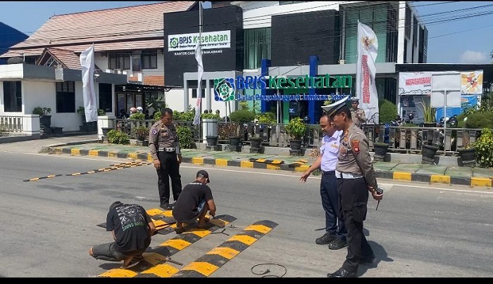 GARIS KEJUT: Dishub dan Satlantas Singkawang memasang speed bump atau garis kejut di Simpang BPJS.