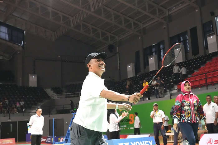 BUKA: Wakil Gubernur Kalimantan Barat Krisantus Kurniawan melakukan pukulan simbolis saat membuka Kejuaraan Bulutangkis WONDR by BNI Sirkuit Nasional B Kalimantan Barat Tahun 2025 di GOR Terpadu Ayani