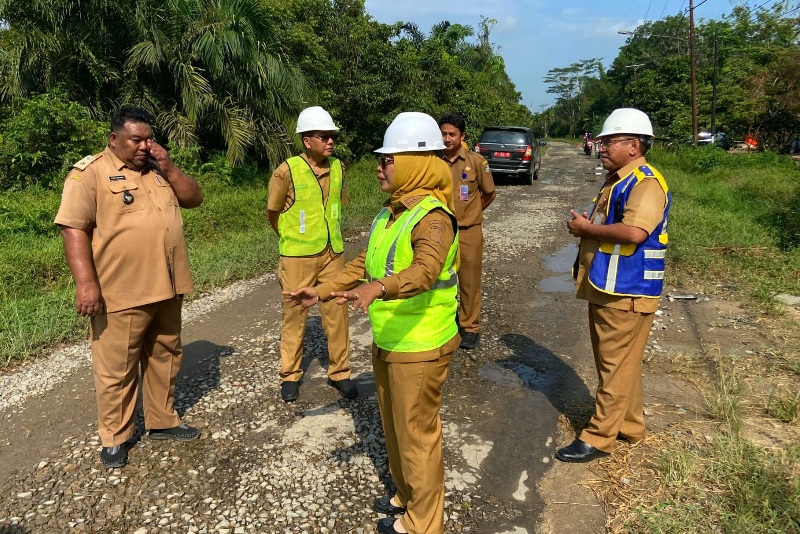 Bupati Erlina memantau kerusakan ruas jalan di Mempawah.