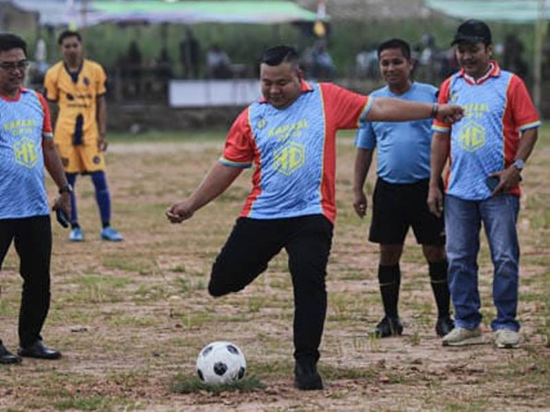Ketua DPRD Kabupaten Melawi Hendegi Januradi Usfa Yursa menendang bola sebagai simbol dimulainya kompetisi Kapaal Cup XII Tahun 2025, selasa (10/6).