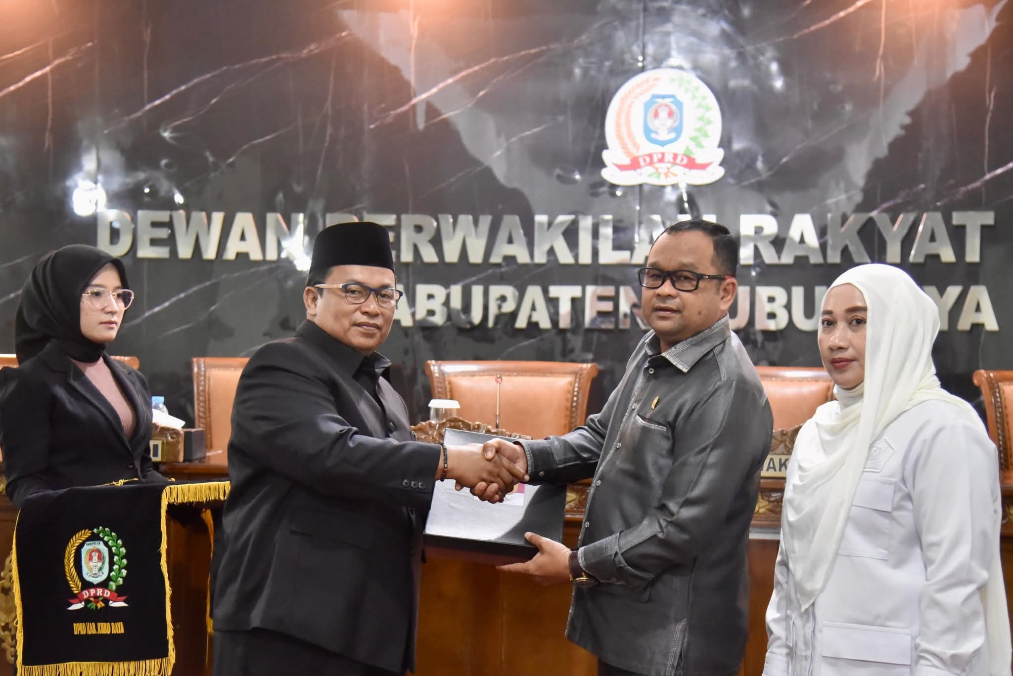 HADIR: Wabup  KubuRaya, Sukiryanto, menghadiri Rapat Paripurna DPRD dengan agenda penyampaian pandangan umum fraksi terhadap Raperda Pertanggungjawaban Pelaksanaan APBD 2024, di Ruang Sidang Paripurna