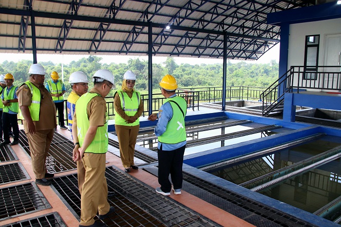 PEMANTAUAN: Bupati Mempawah saat memantau SPAM di Sungai Bemban, kemarin.