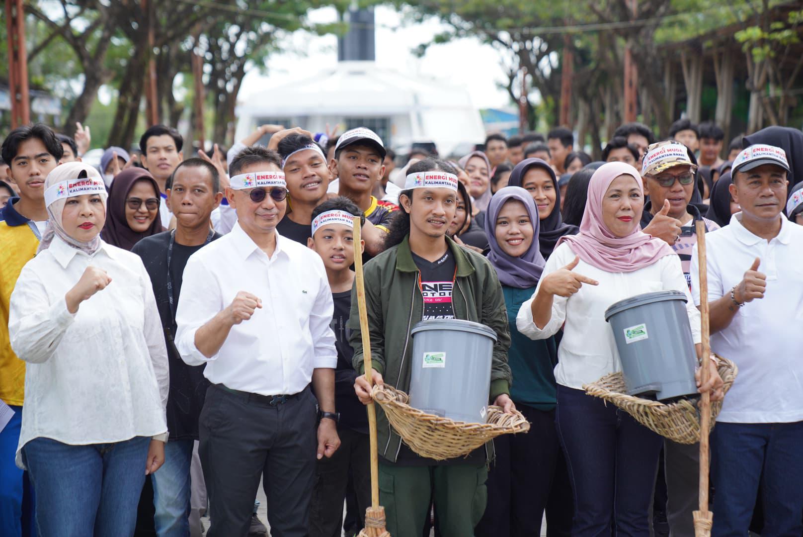 POHON: Wali Kota Pontianak Edi Rusdi Kamtono menanam pohon di kawasan Tugu Khatulistiwa usai diluncurkannya Gerakan Wisata Bersih.