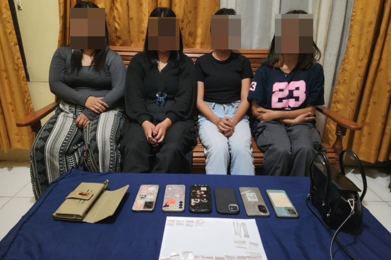 Empat wanita yang terlibat Narkoba saat diamankan di Polsek Bunut Hulu.