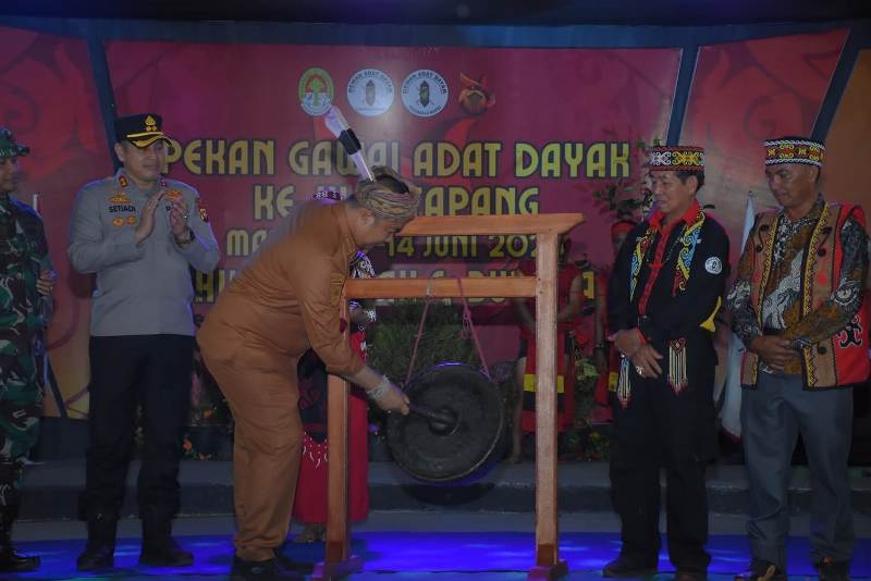 Bupati Ketapang, Alexander Wilyo, memukul gong sebagai tanda dimulainya PGD XI Ketapang di Marau, Selasa (10/6).