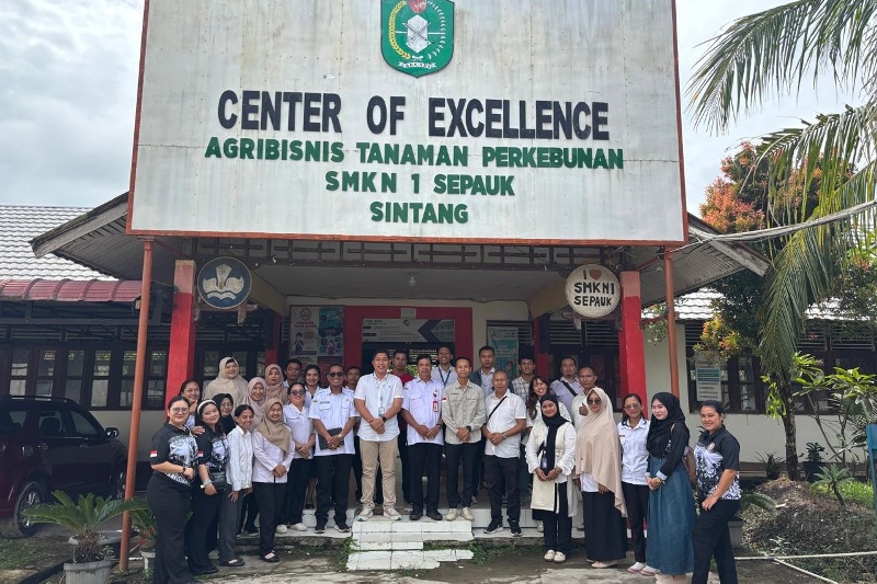 FIFGROUP Cabang Sintang bersama SMKN 1 Sepauk membangun fasilitas Rumah Pembibitan dan memberikan pelatihan kepada murid-murid.
