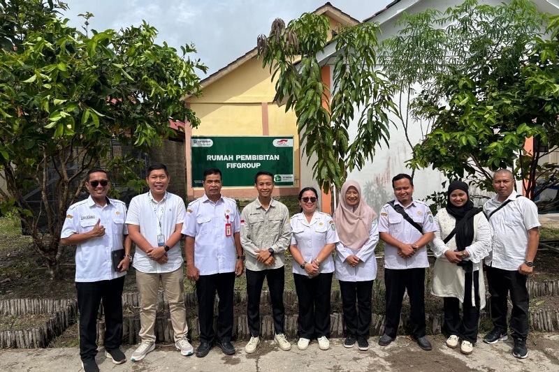 FIFGROUP Cabang Sintang bersama SMKN 1 Sepauk membangun fasilitas Rumah Pembibitan dan memberikan pelatihan kepada murid-murid.