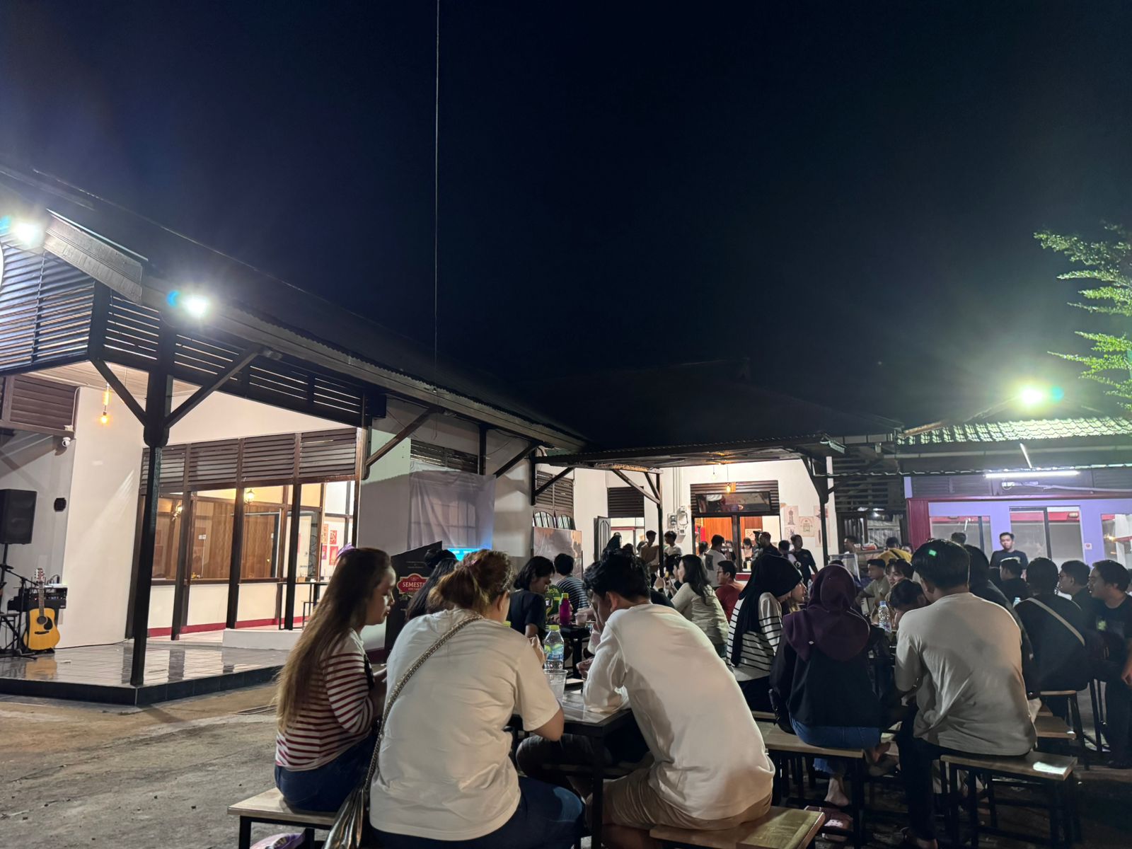 NONTON BARENG : Suasana nonton bareng di Semesta Kopi Tiam. Acara ini digelar usai pembukaan secara resmi kafe yang berlokasi di Jalan Karna Sosial Gang Wonoyoso 2, Selasa (10/6).