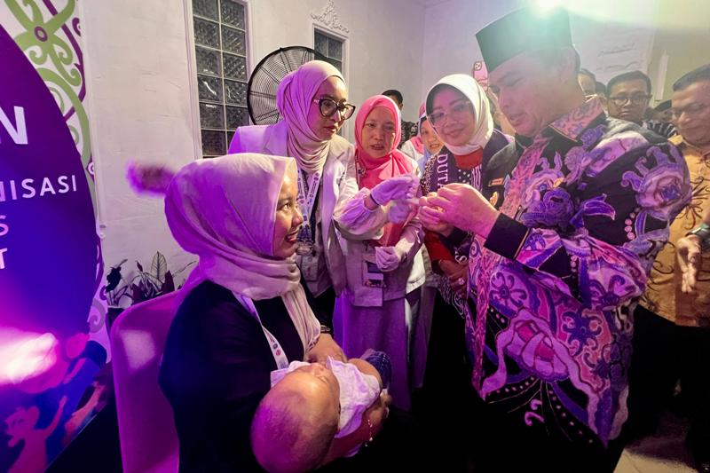 Gubernur Kalbar, Ria Norsan didampingi Ketua TP PKK Kalbar, Erlina memberikan imunisasi polio usai kegiatan pencanangan penguatan program imunisasi berdampak strategis di Kalbar.