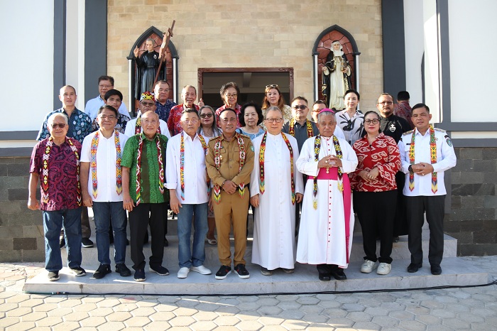 DIRESMIKAN: Wakil Gubernur Kalimantan Barat Krisantus Kurniawan meresmikan Gereja St. Katarina dari Siena yang berlokasi di Kecamatan Mandor, Rabu (4/6).