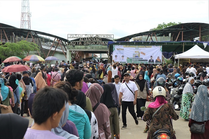 ANTRE: Warga antre untuk mendapatkan paket sembako bersubsidi di Operasi Pasar Tahap III.