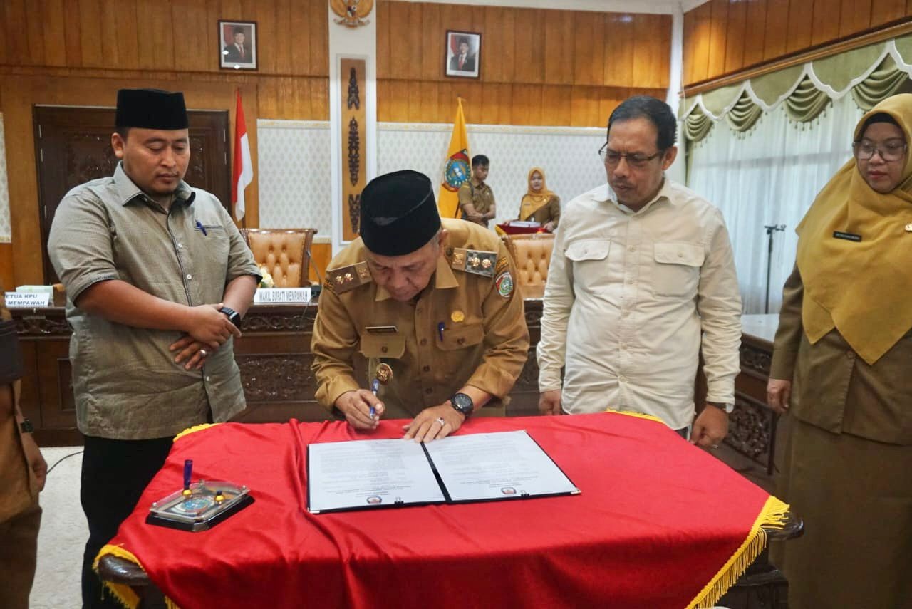 LAPORAN: Wakil Bupati Mempawah menandatangani laporan pelaksanaan Pilkada dan pengembalian sisa dana hibah KPU.