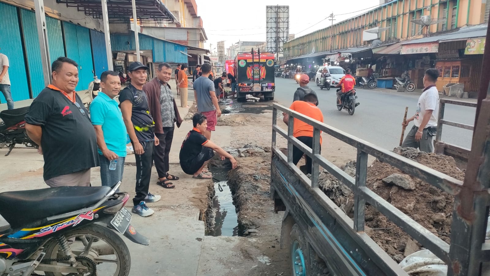 NORMALISASI: Camat Sungai Pinyuh memantau proses normalisasi yang dilakukan Pemadam Api Jaguar.