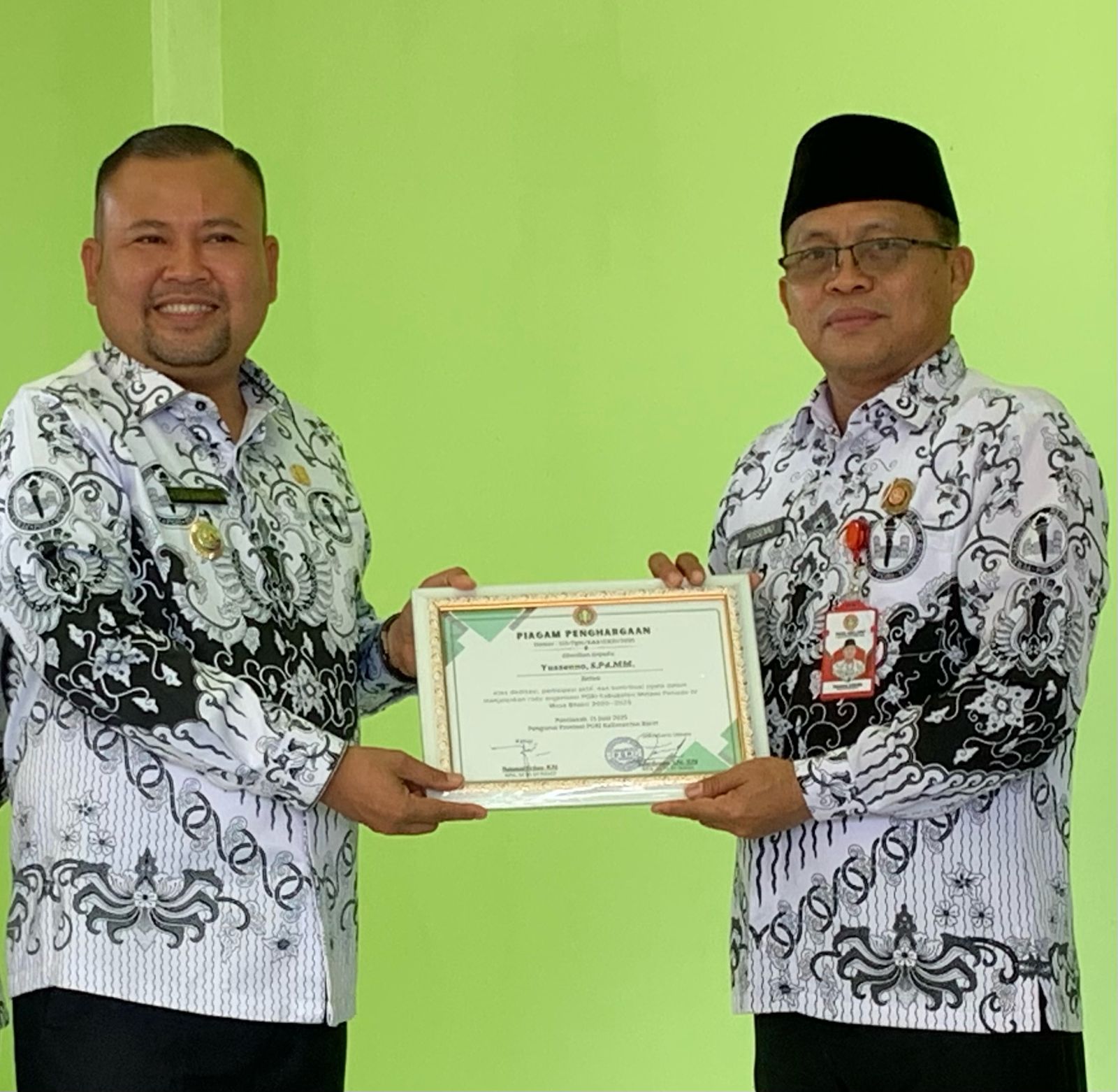 SERAHKAN: Bupati Melawi H. Dadi Sunarya Usfa Yursa menyerahkan piagam penghargaan kepada Ketua PGRI Melawi, Yussenno.
