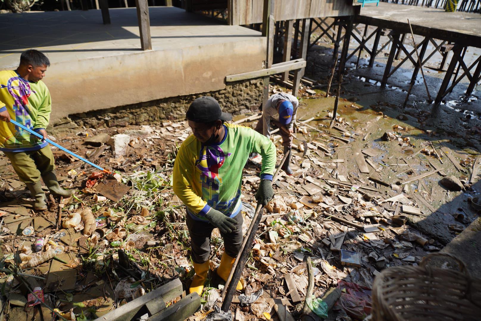 BERSIH: Aksi bersih-bersih lingkungan di tepian Sungai Kapuas menandai dimulainya Zero Waste Warrior.