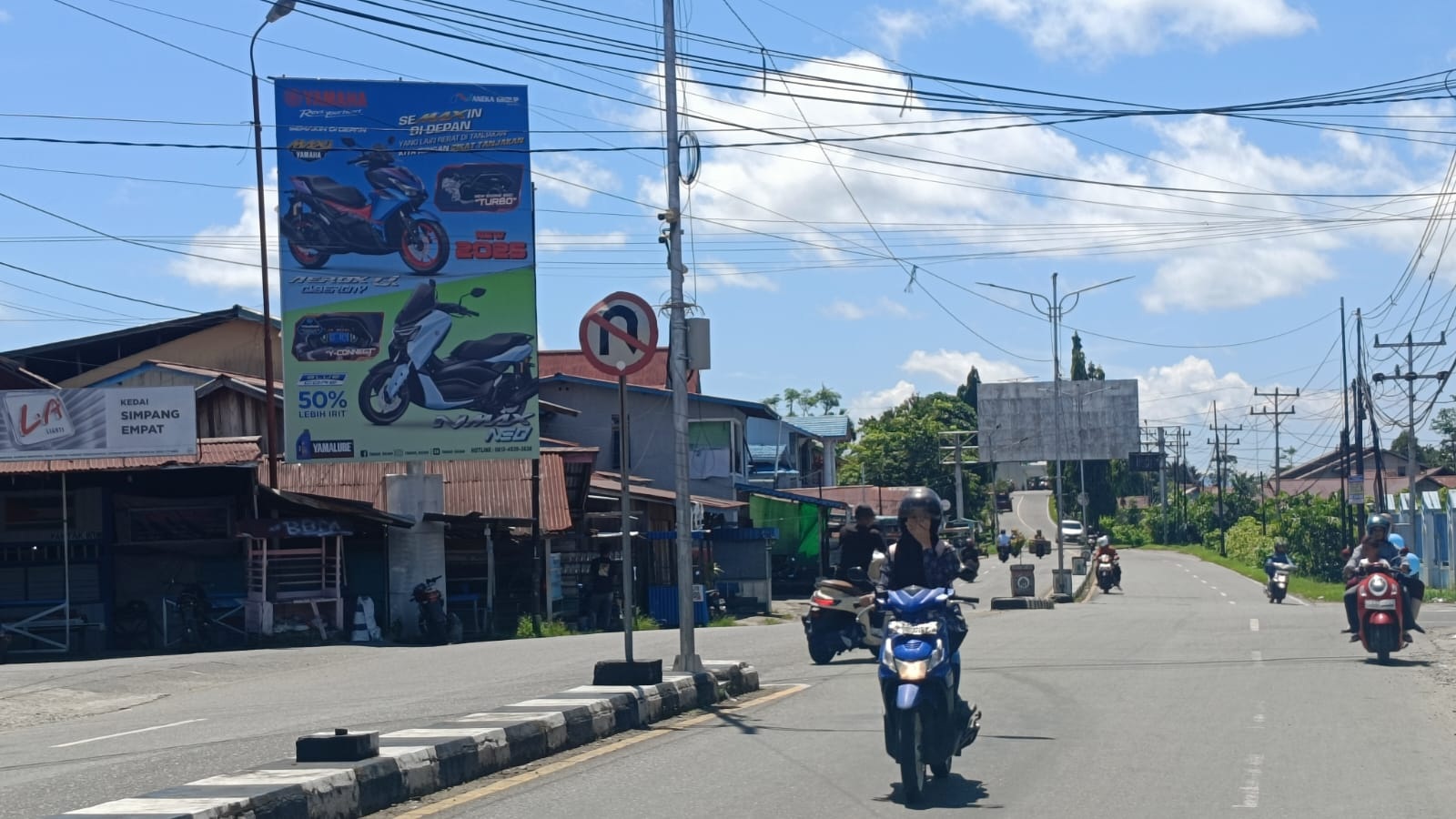 PAD : Salah satu reklame yang terpasang di Kedamin ini merupakan salah satu Pendapatan Asli Daerah (PAD) Kapuas Hulu.