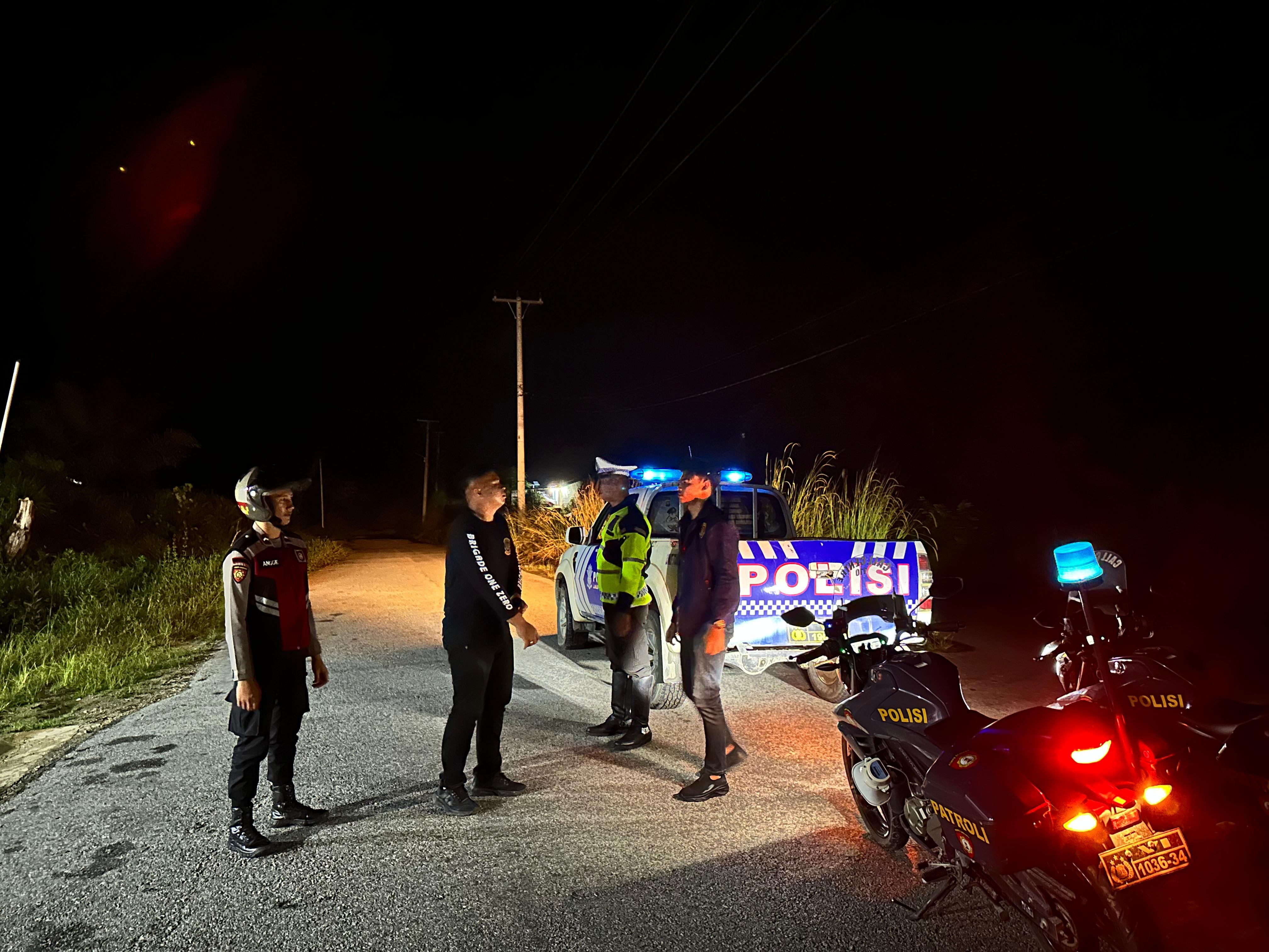 PATROLI : Anggota Polres Landak saat melakukan patroli malam dalam rangka cegah potensi gangguan Kamtibmas.