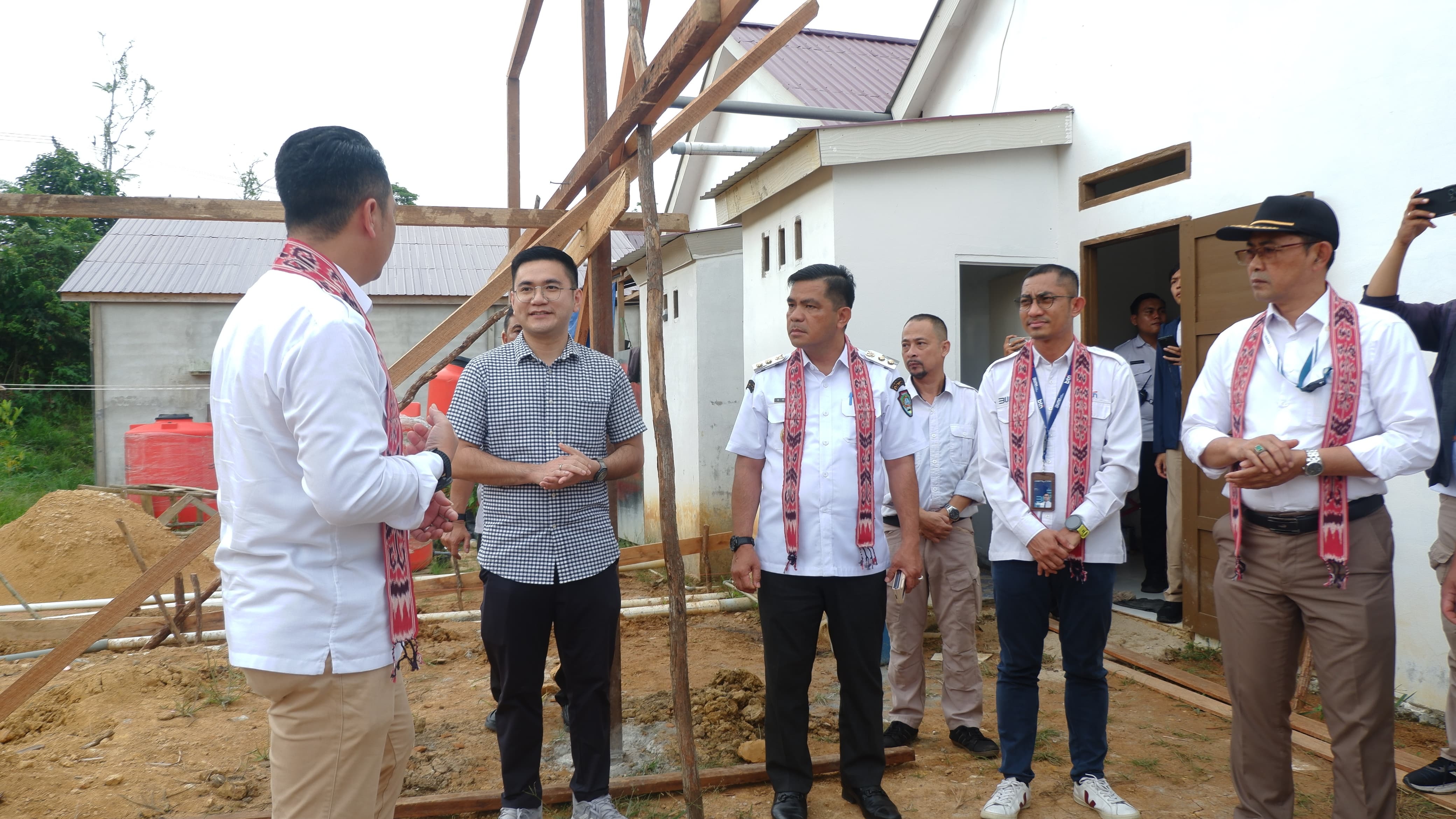 TINJAU : Wakil Bupati Landak, Erani mendampingi Dirjen Perumahan dan Pedesaan, Kementerian Perumahan dan Kawasan Pemukiman (PKP), saat tinjauan lapangan di Kabupaten Landak.