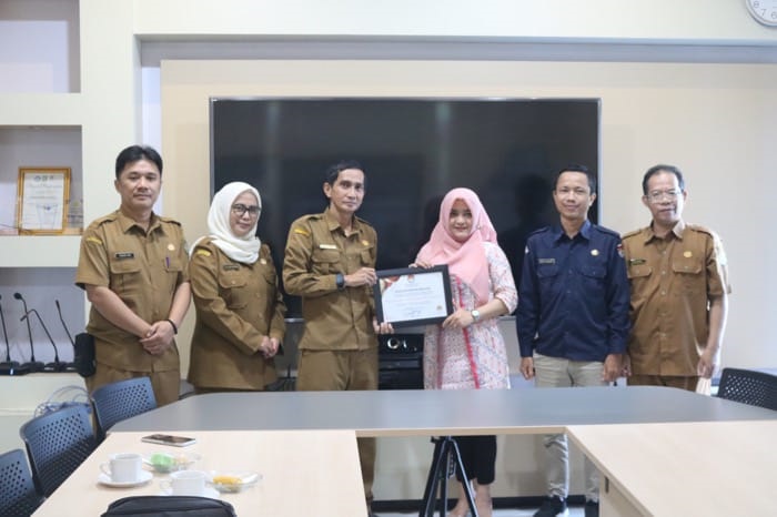 PENGHARGAAN: KPU Kota Singkawang memberikan penghargaan kepada Diskominfo Singkawang atas kontribusinya mendukung kesuksesan  Pilkada Serentak 2024.
