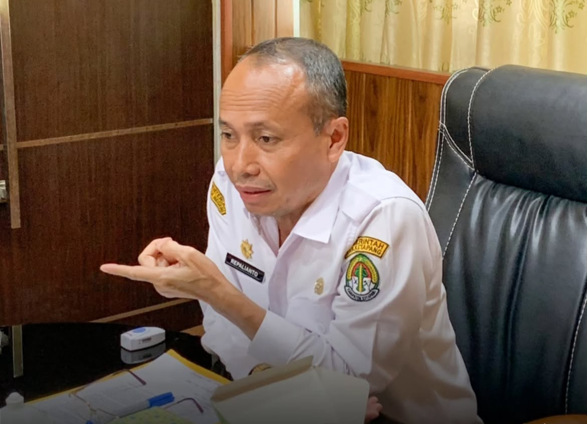 ARAHAN : Sekda Ketapang, Repalianto, memberikan arahan saat memimpin rapat verifikasi dan evaluasi hibah uang di 2025, Kamis (12/6).