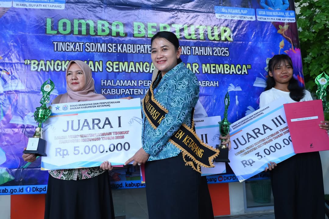 HADIAH : Ketua TP PKK Ketapang Lusia Dewi Nurjana Alexander Wilyo, menyerahkan hadiah kepada para pemenang lomba video literasi, Rabu (11/6).