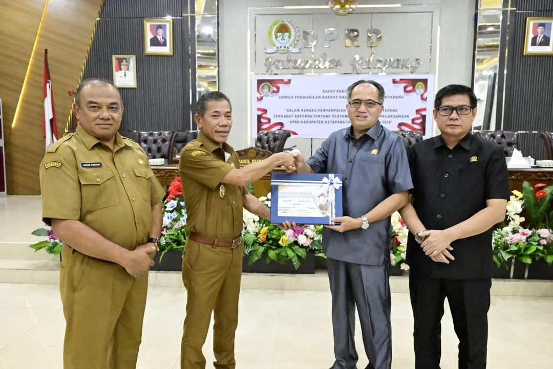 RAPERDA : Wabup Ketapang, Jamhuri Amir, menyerahkan dokumen Raperda tentang Pertanggungjawaban Pelaksanaan APBD Ketapang 2024 kepada Wakil Ketua DPRD Ketapang, Mateus Yudi, Selasa (10/6).
