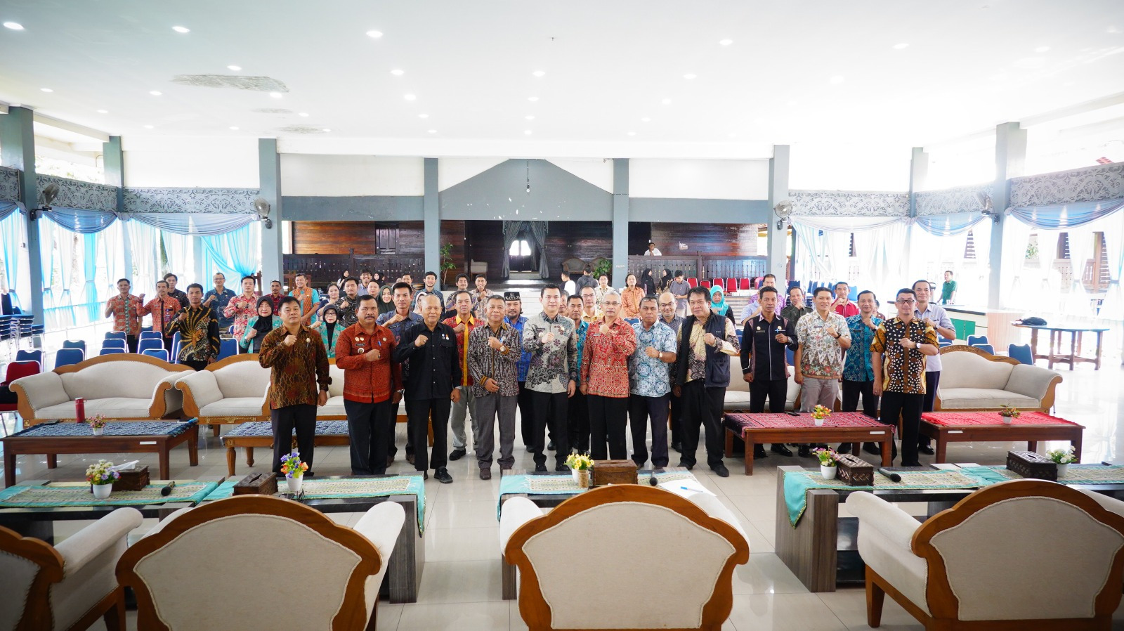 DIABADIKAN: Wakil Bupati Sintang, Florensius Ronny berfoto bersama dengan peserta konsultasi publik tahap kedua digelar di Pendopo Bupati Sintang, Kamis (12/6).
