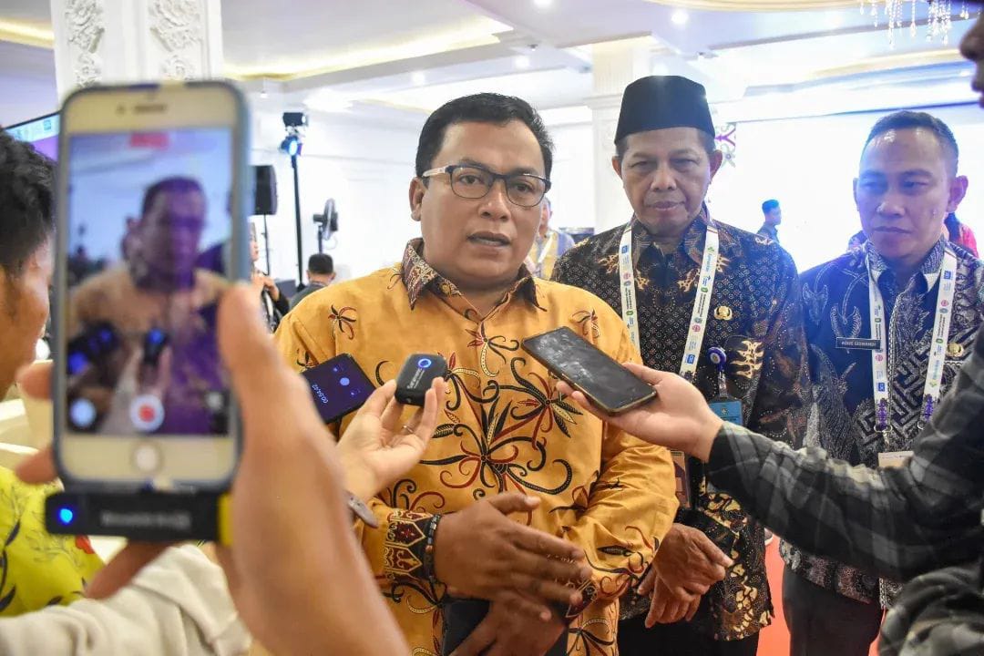 WAWANCARA: Wakil Bupati Kubu Raya, Sukiryanto saat diwawancarai wartawan.