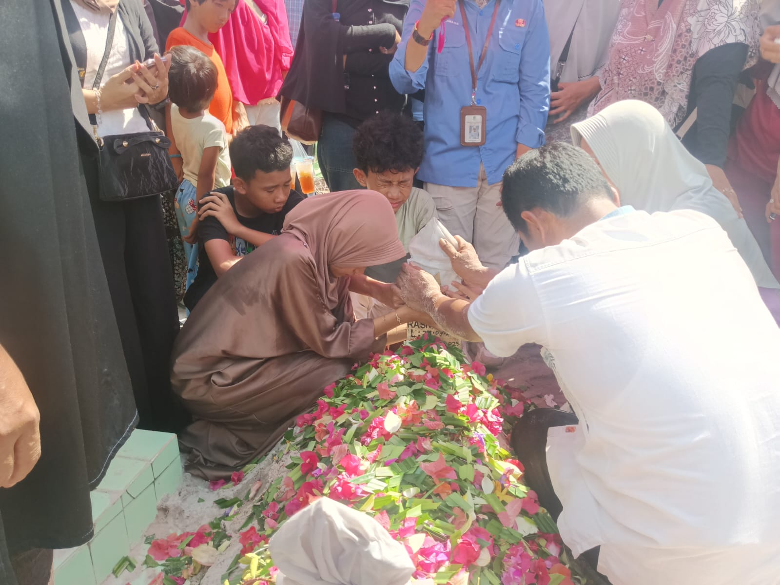 Suasana prosesi pemakaman Rafa Fauzan usia 1 tahun 11 bulan berjenis kelamin laki-laki yang ditemukan tak bernyawa di halaman masjid Khusnul Hatimah Jalan Veteran di Kelurahan Roban pada Jumat (13/06)