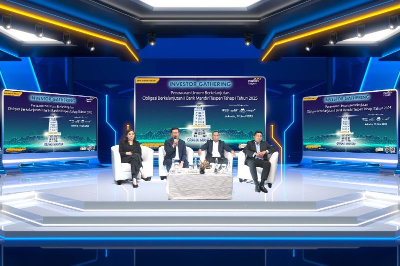 Direktur Capital Markets Mandiri Sekuritas Silva Halim, Direktur Bisnis Bank Mandiri Taspen, Direktur Finance, Risk, and Operations Bank Mandiri dan Kepala Divisi Treasury Bank Mandiri Taspen.