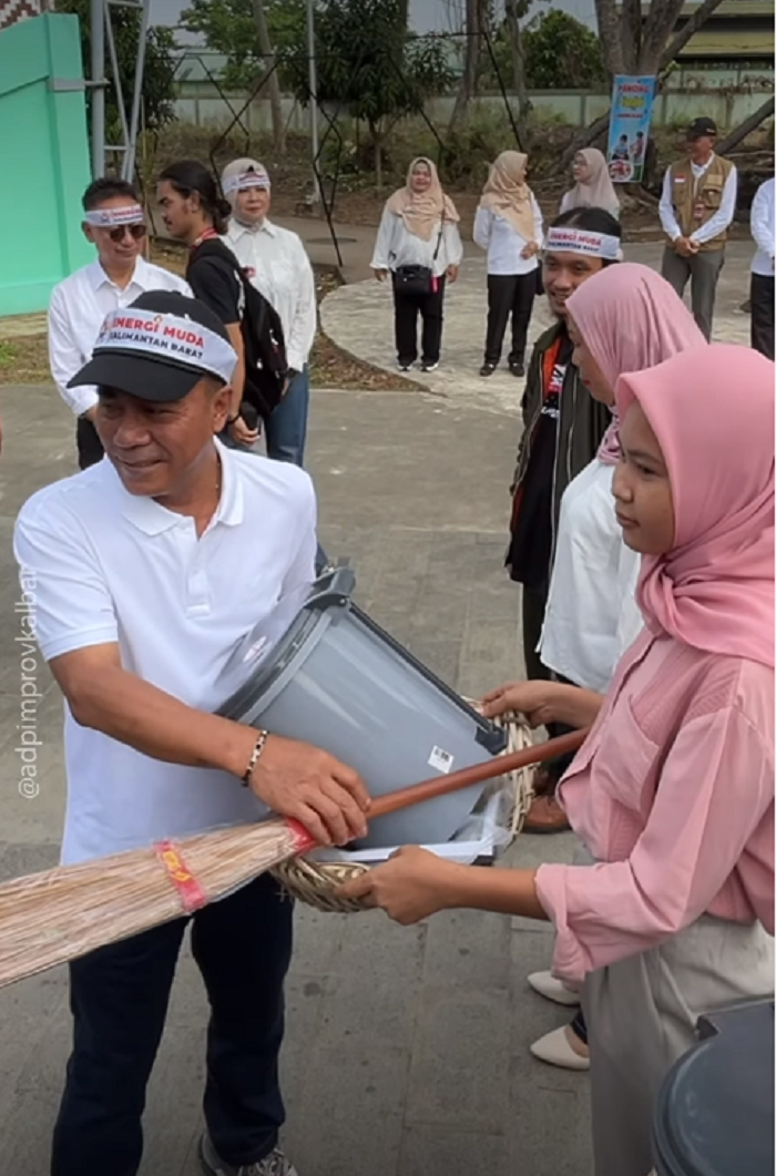 WISATA BERSIH: Wakil Gubernur Kalbar Krisantus Kurniawan meresmikan kegiatan Gerakan Wisata Bersih (GWB) di Tugu Khatulistiwa.