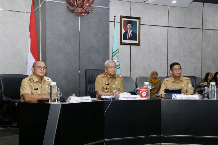 RAPAT: Harisson bersama sejumlah kepala perangkat daerah mengikuti Rapat Koordinasi Pengendalian Inflasi Mingguan yang digelar secara virtual, Selasa (10/6).