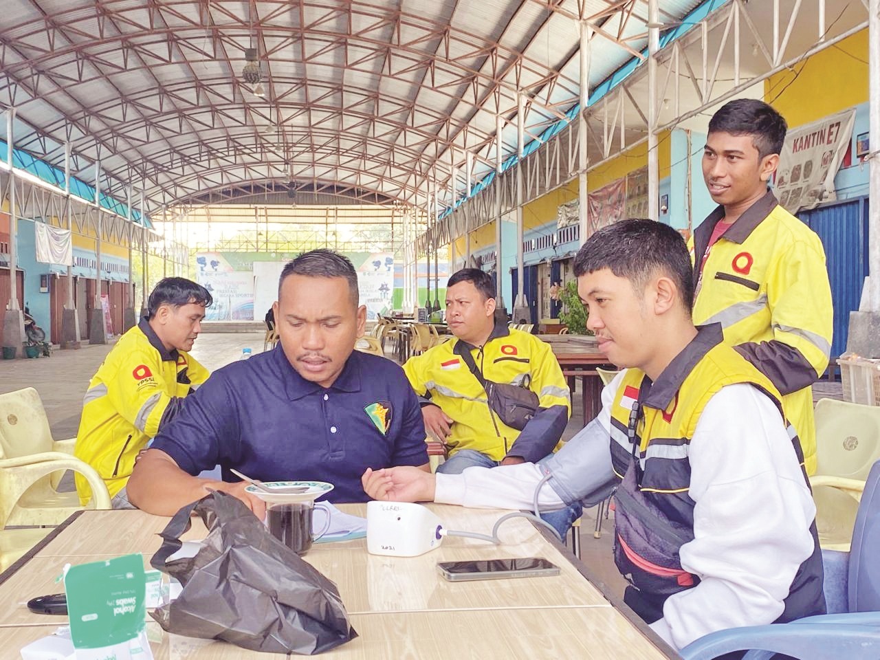 Polres Sambas gelar kegiatan pemeriksaan kesehatan gratis pengemudi dan sosialisasi cegah overload.