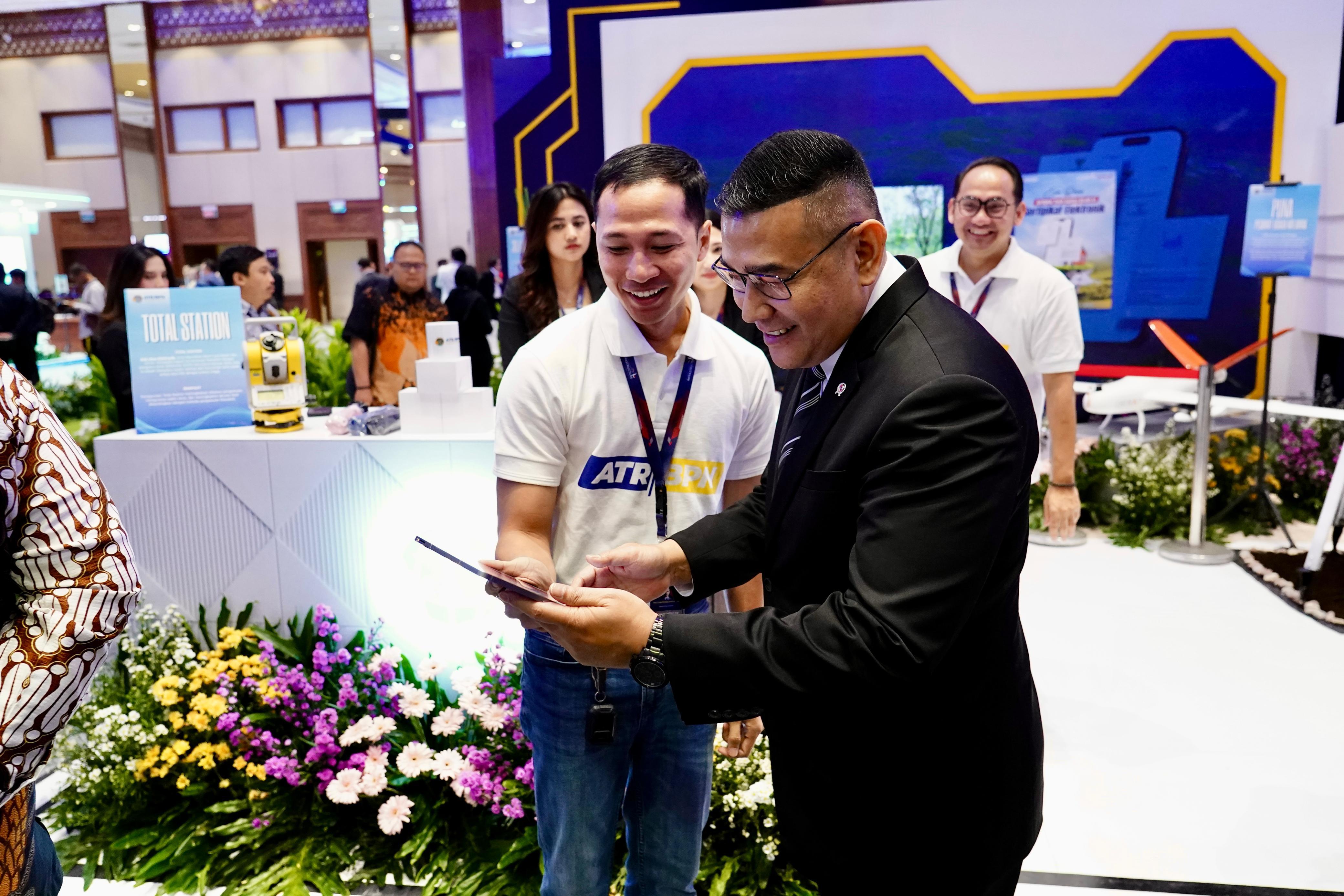 Ossy Dermawan, meninjau langsung ke booth Kementerian ATR/BPN pada hari pertama International Conference on Infrastructure (ICI) 2025.