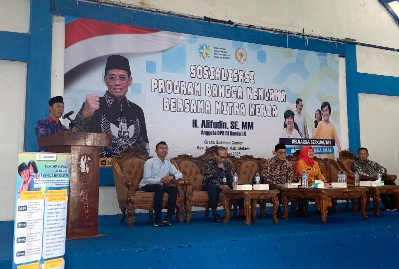 Ketua Komisi 1 DPRD Melawi, Widya Rima saat memberikan sambutan di acara sosialisasi program bangga kencana bersama mitra kerja Anggota DPR RI Komisi IX H. Alifudin.