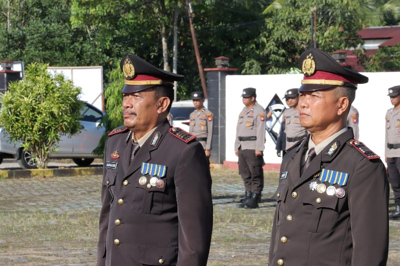 AKP Jaminto dan AKP Bambang Heru menerima penghormatan terakhir dalam wisuda purna bhakti di halaman Mapolres Kayong Utara, Jumat (13/6).