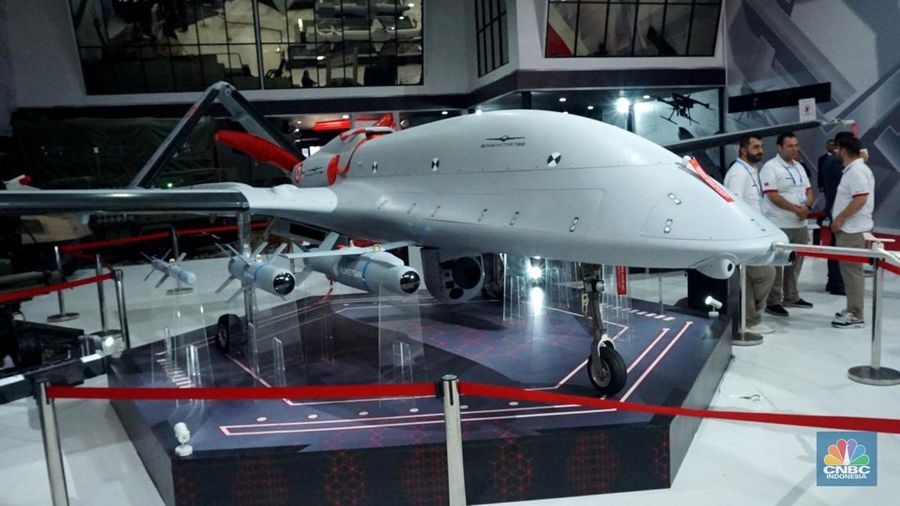 DRONE TEMPUR: Penampakan Drone Baykar Bayraktar TB3 buatan Turkiye yang masuk kategori pesawat tempur tanpa awak dengan ketinggian menengah dan jarak jauh. Foto kanan, Tank Harimau, salah satu produk