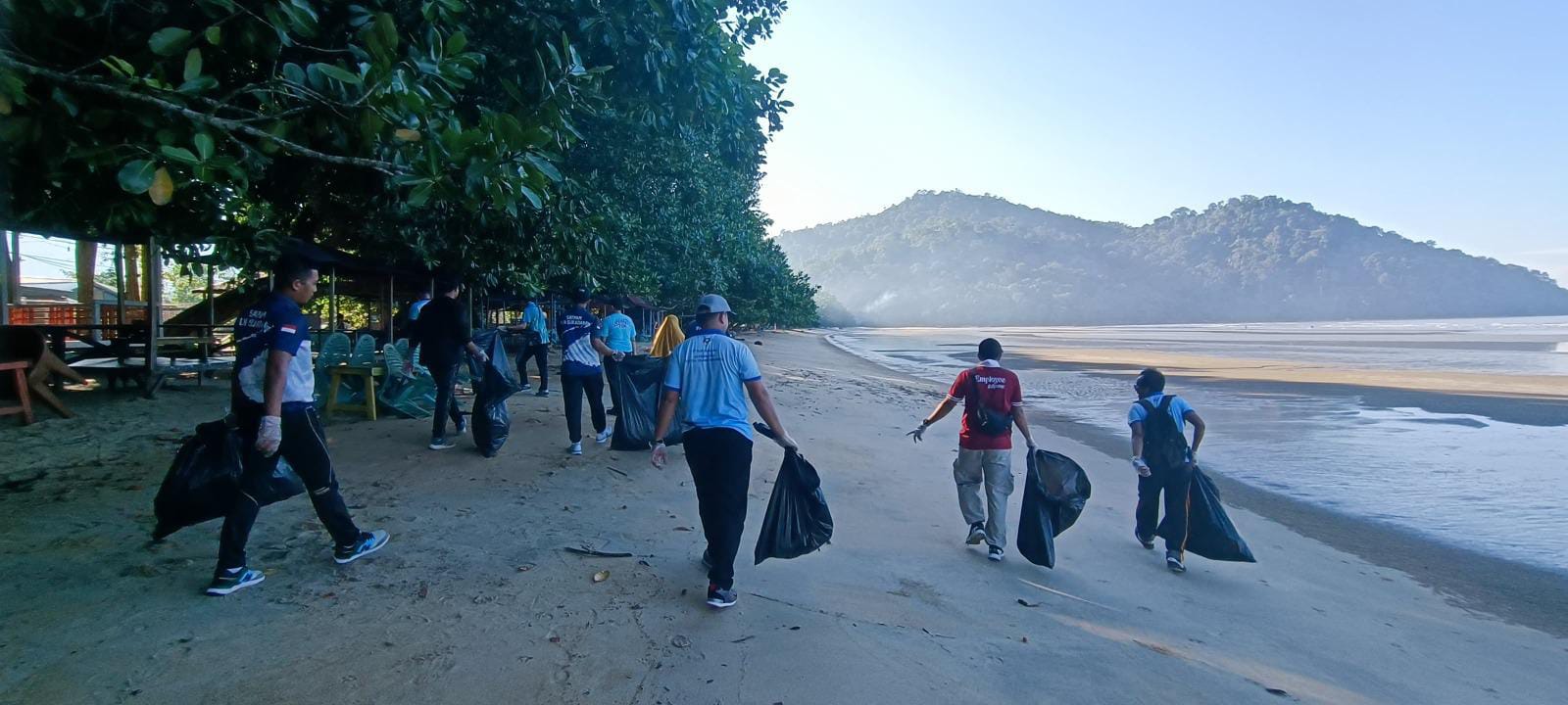 Kegiatan yang berlangsung di bawah cuaca pagi yang cerah ini diwarnai dengan semangat gotong royong dari para peserta. Mereka menyusuri area pesisir sambil mengumpulkan sampah plastik yang tersebar.